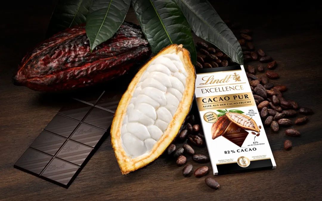 Chocolat Lindt & Sprüngli Excellence Cacao Pur, Une poudre fabriquée à partir de la substance blanche entourant les fèves de cacao (pulpe de cacao) est utilisée pour édulcorer